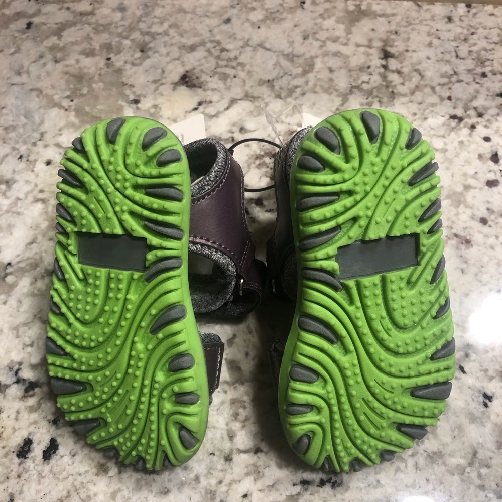 🦈NWT Grey & Green Baby Shark Sandals- size 4 - Picture 5 of 5